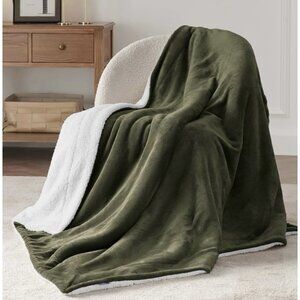 NWT Fleece Sherpa Throw Blanket in Twin